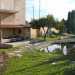 Il giardino zen con ghiaia, un laghetto, lanterne in granito e il tipico espositore giapponese